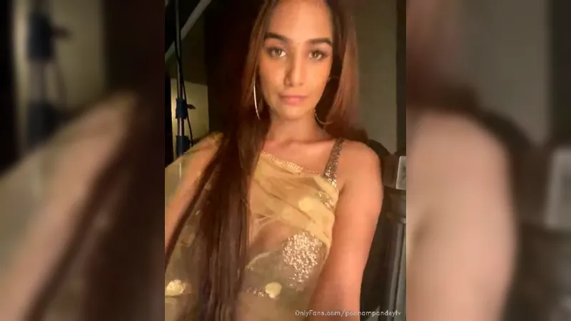 Poonampandeytv Desi Babe Wearing Hot Saree Nipple Slip Teasing OnlyFans Video