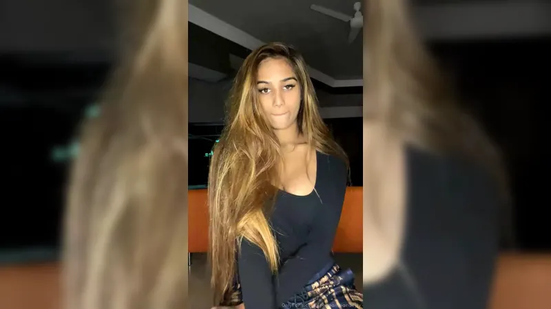 Poonam Pandey Shy Indian Chatting to Her Fans in Live Onlyfans Video