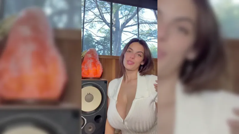 Alexa Pearl'ün OnlyFans'teki göğüs sıkma videosu sızdırıldı.