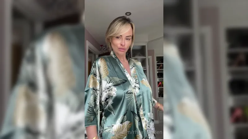 Rhiansugden Sexy Milf Shows Huge Boobs Leaked OnlyFans Video
