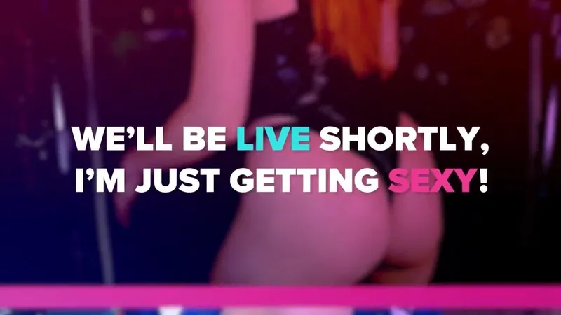 Amouranth jerkmate painting on her nude boobs and pussy on livestream video