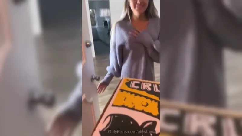 Alesniaxxx Seduced Delivery Boy and Getting Pussy Fuck in Kitchen Onlyfans Video