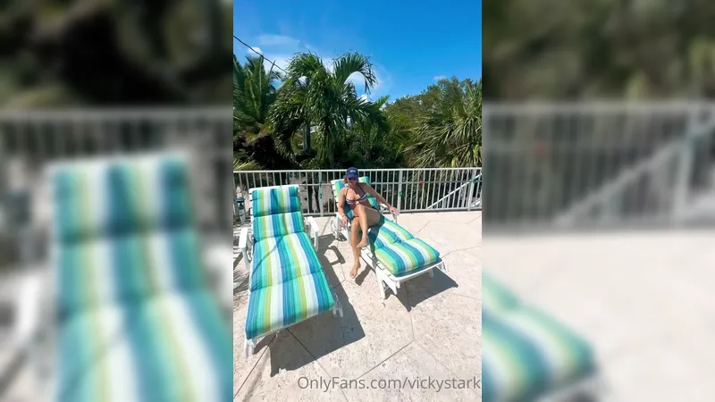 Vidéo OnlyFans de Vicky Stark se faisant baiser avec un gode dans une piscine