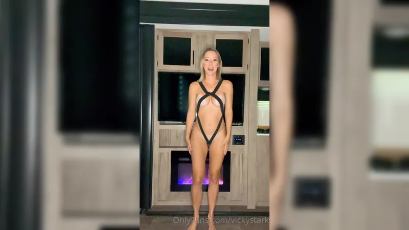 Vidéo OnlyFans de Vicky Stark, dominatrice en cuir nue