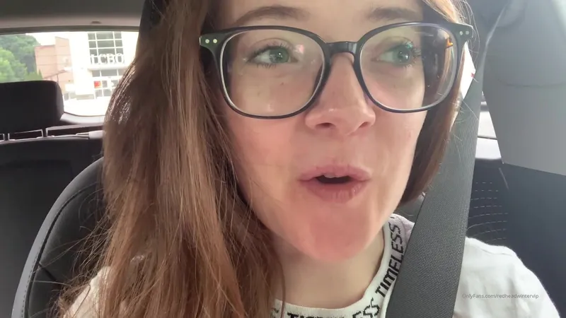 Redheadwinter Spread her Legs and Start to Masturbates Onlyfans Video