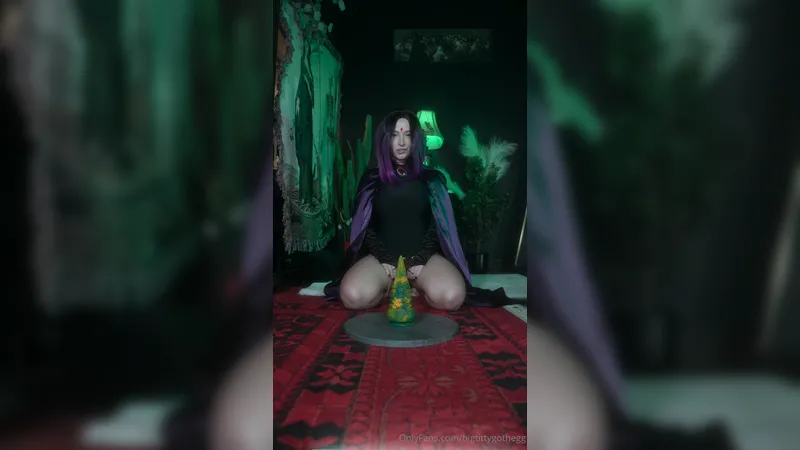 Bigtittygothegg, OnlyFans'te yayınladığı Raven cosplay videosunda, dar vajinasını devasa bir dildo ile ıslatıyor.