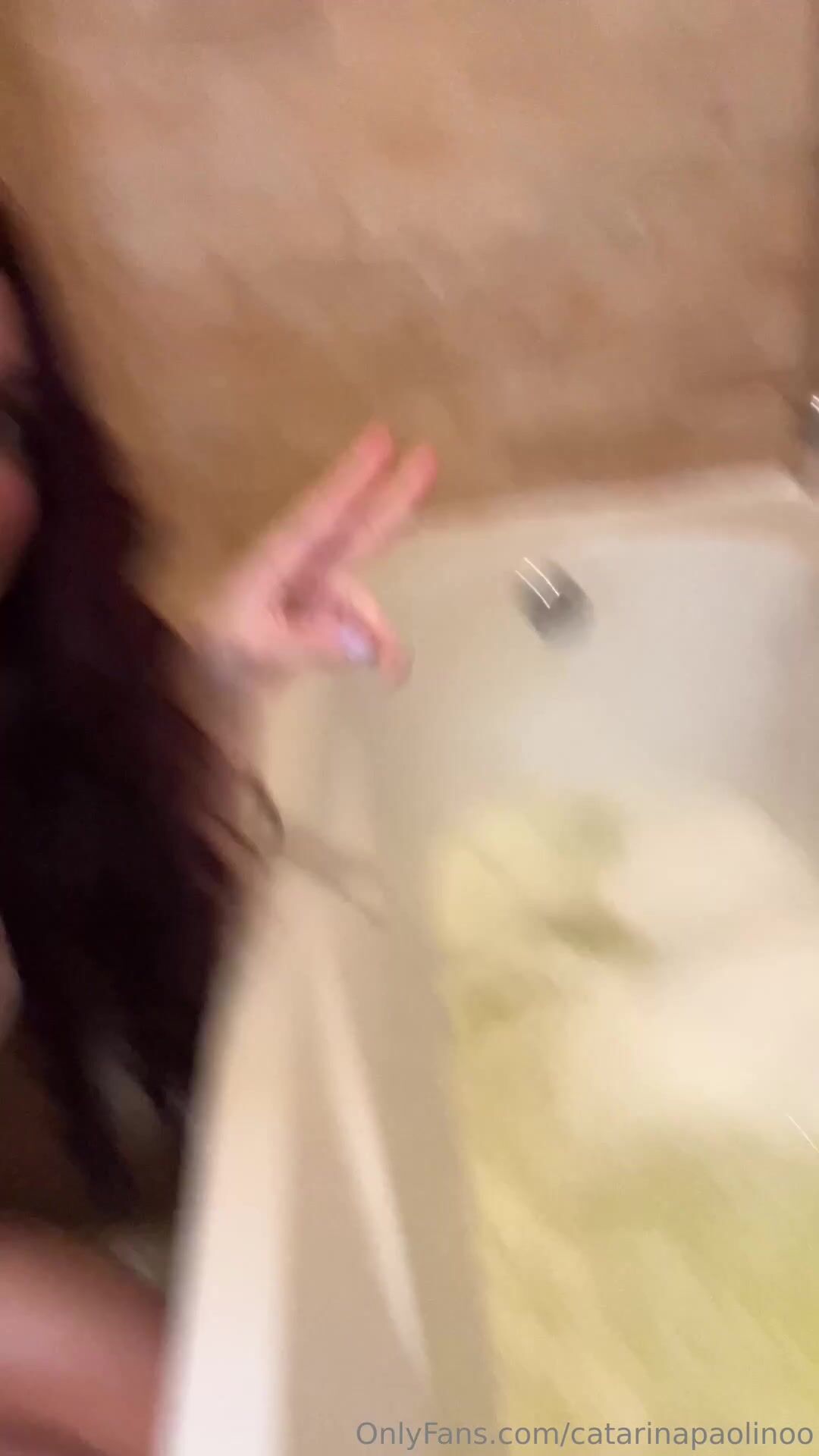 Catarina Paolino Teasing Big Boobs And Scrubbing In The Bathtub Onlyfans Video