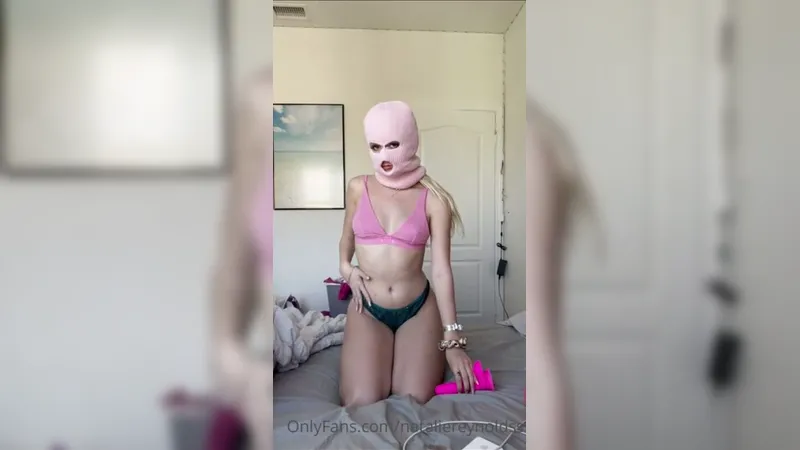 Natalie Reynolds Leak Masked Girl Masturbation Video