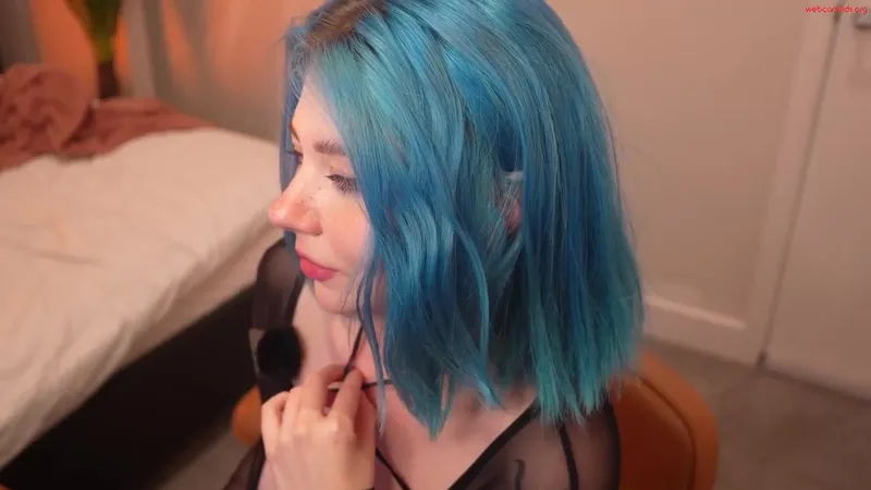 Vixenp Shows Juicy Tits And Shaved Cunt On Live Stream Video