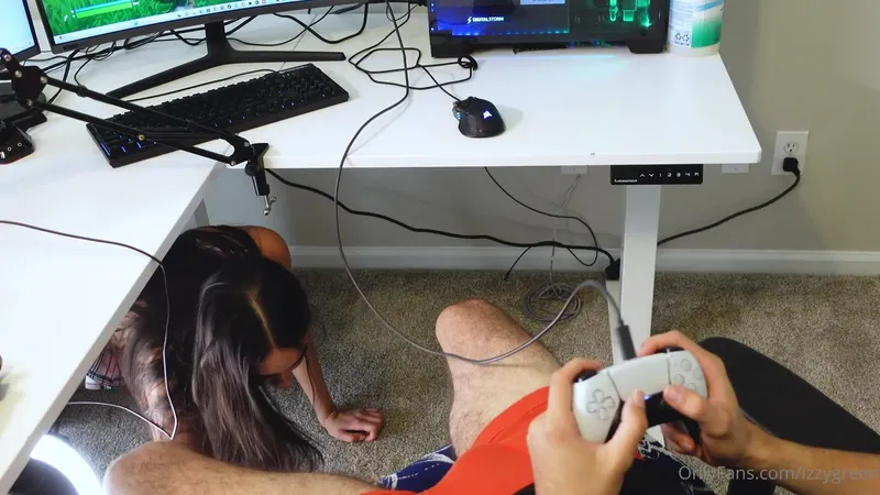 Izzy Green Bouncing on Her Gamer BF's Cock Before Give Deep Blowjob Onlyfans Video