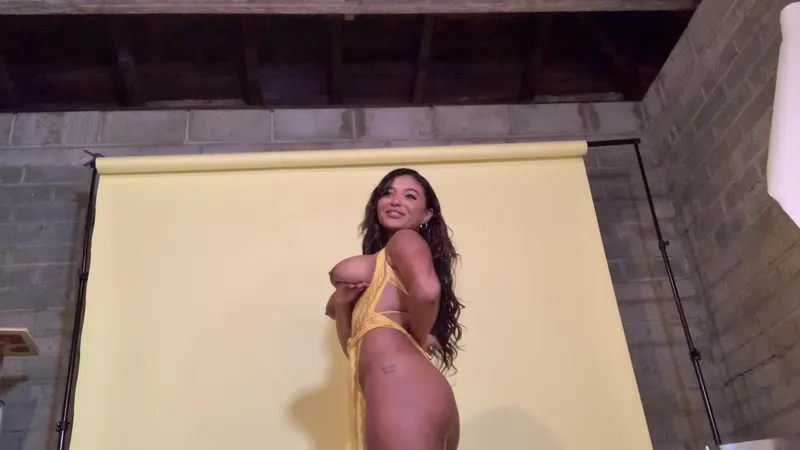 Imheavenxo Squeezing Big Tits While Booty Tease Video