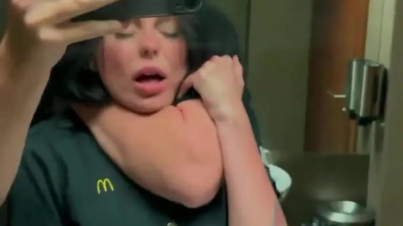 麦当劳同事浴室性爱视频泄露