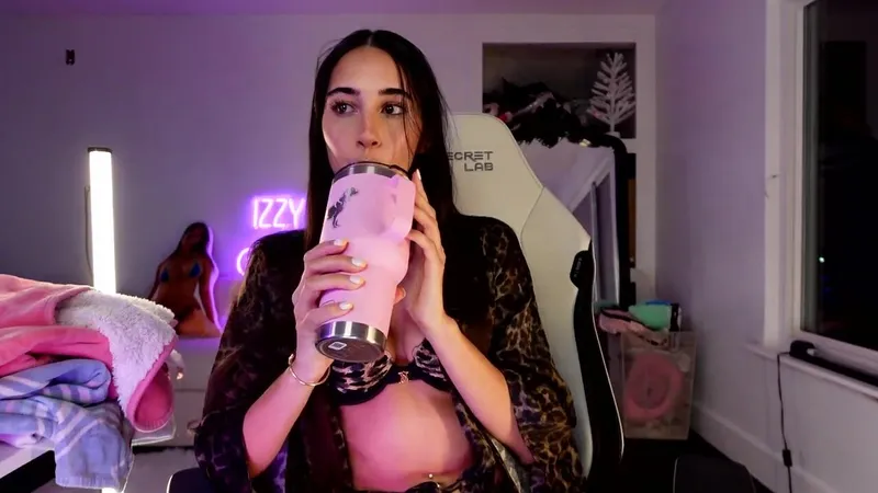Izzy Green Fucking Dildos in Her Juicy Pussy Livestream Video