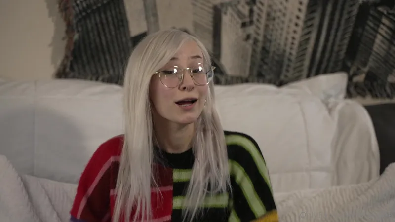 金髪の女の子 btgefree はバスタブでピンクのディルドを楽しむ。