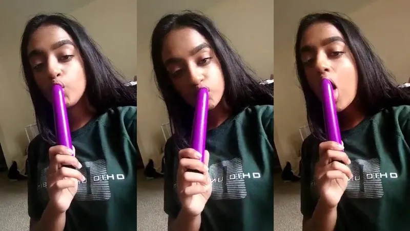 Любительская Индийская Девушка Сосет Фиолетовую Секс-Игрушку Крупным Планом