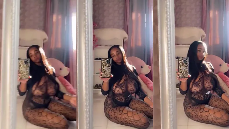 黑人女孩穿着蕾丝内衣在镜子前逗弄她的巨乳视频