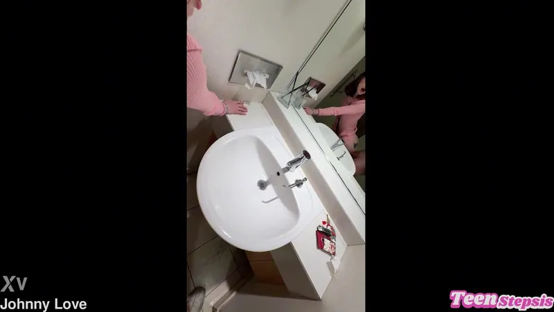 Johnny Love Petite Cutie Daisy Love gets Fucked in a Mall Bathroom