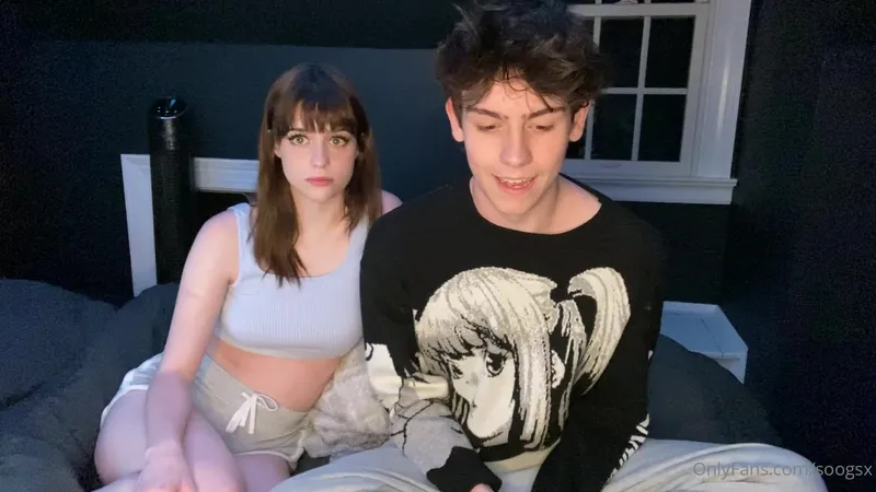 soogsx OnlyFans Petite Cutie in Crop Top Teasing in Bedroom with Guy in Livestream Video