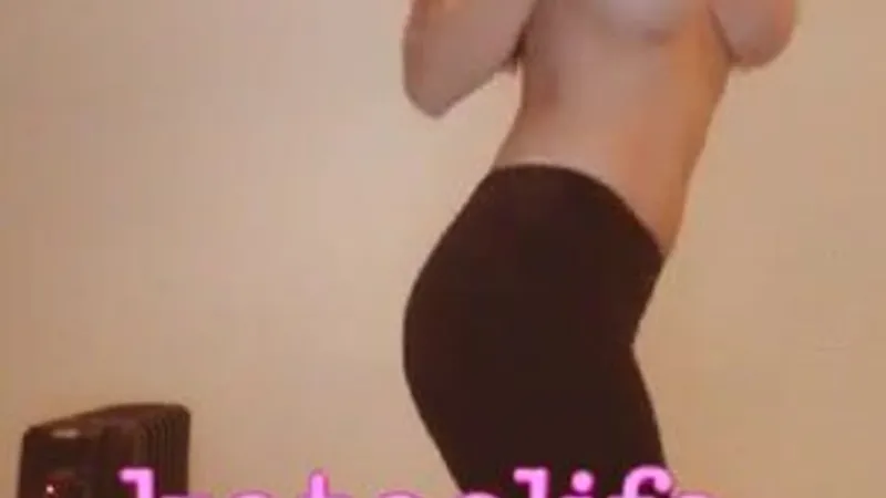 Kateelife Fit Babe Strips Down and Plays with Her Pussy in Live Cam Video