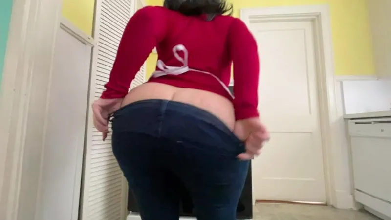 Bishoujomom Enjoying a Sensual Solo Session in the Kitchen