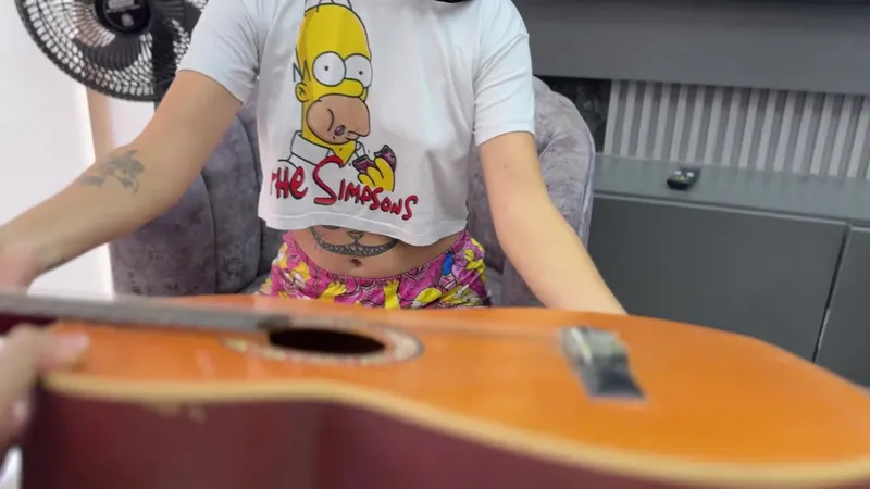 Ayudo a mi pequeña hermanastra con sus clases de música y termino follandola duro hasta venirme.