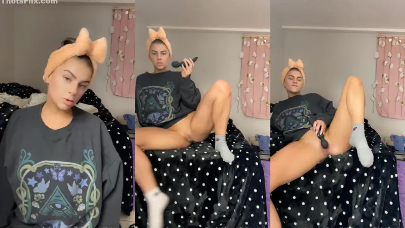 FlirtyYashxo Masturbation with a Butt Plug Vibrator in Cozy Outfit
