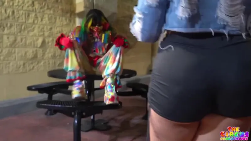 **GIbbyTheClown** Public outdoor fuck with a curvy goddess in a Publix parking lot video