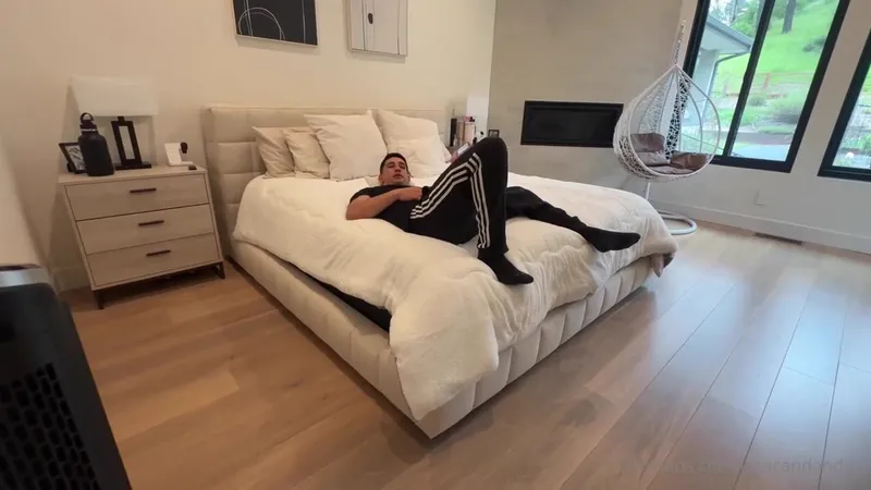 isaacandandrea OnlyFans Curvy Goddess Plays with Pink Pussy Toy in Solo Tease Video