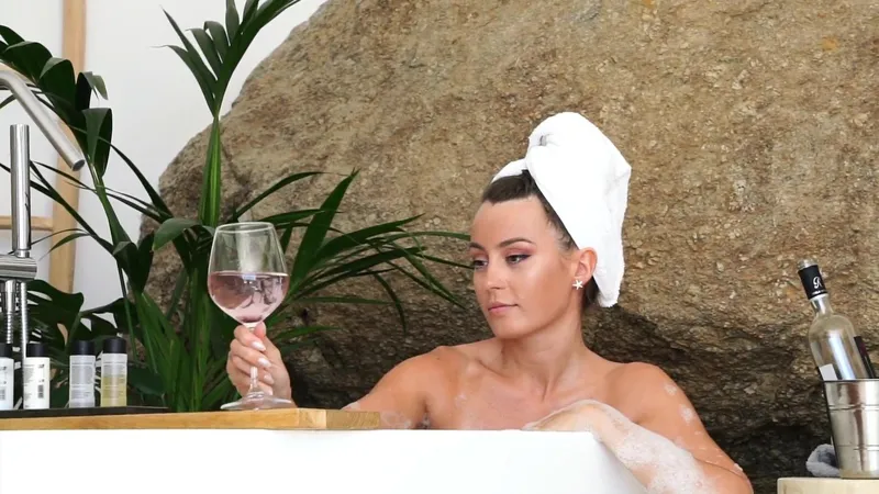 Anna Zapala naked in soapy bathtub teasing with wine glass in PPV video