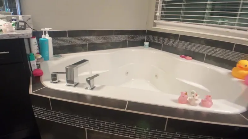 Strawberrytabby Curvy Goddess with Big Boobs plays with her pussy in the Bathroom using a glass dildo