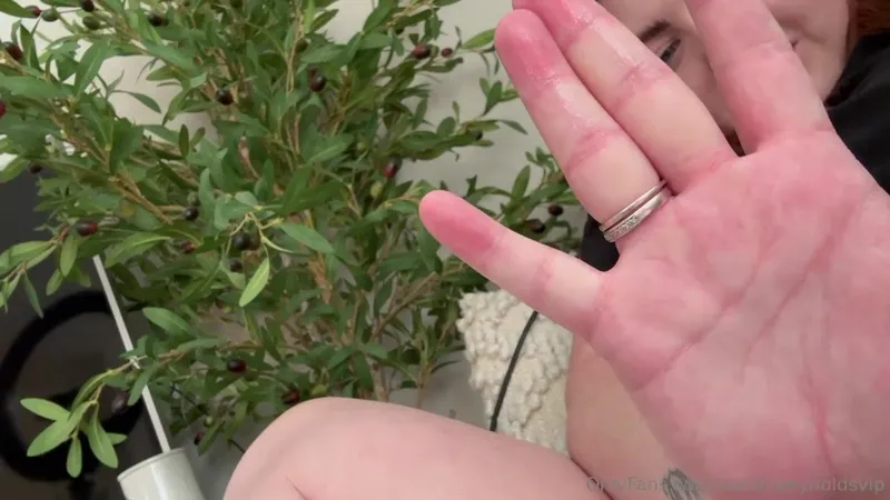 NataliaReynoldsVIP OnlyFans Masturbation Video showcasing her wet and pink pussy close up