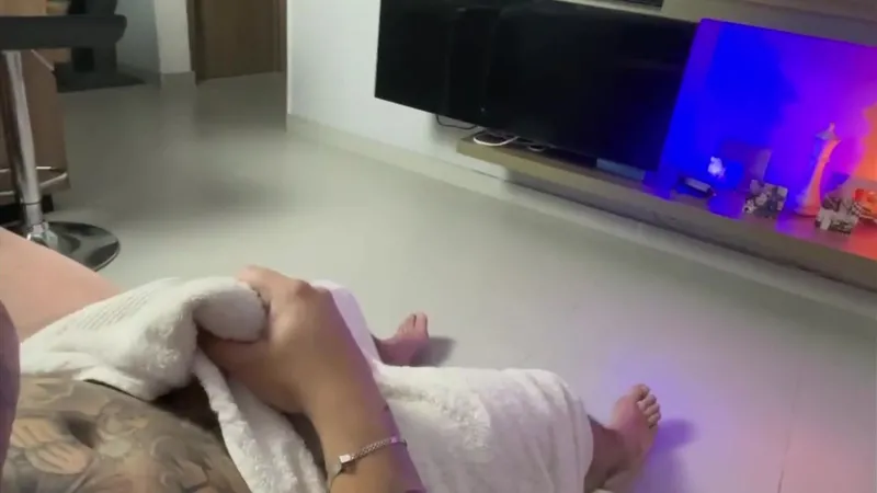 Colombiana Caliente Lets a Stranger Bang Her at Home in Steamy Video