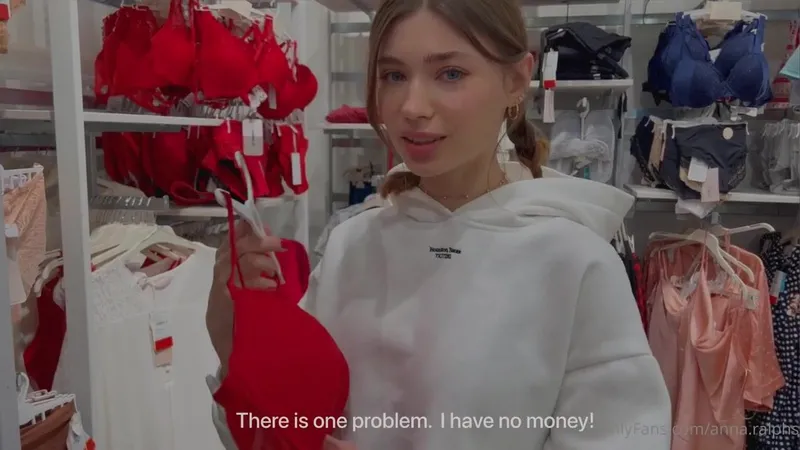 Anna Ralphs Left Her Wallet At Home In This Amateur Porn Video