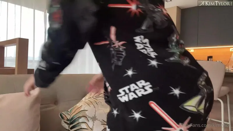 Kim Tylor Couch Pussy Play Video Leaked