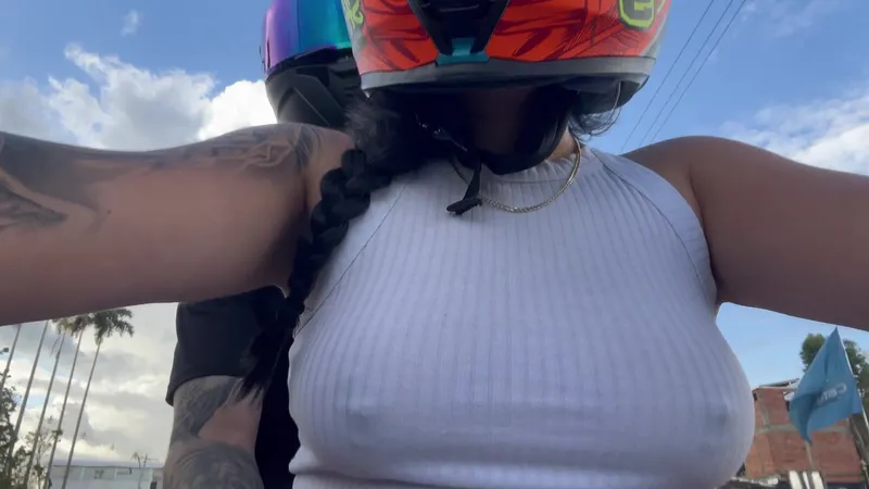 Picking up my favorite DIDI client without a bra, I convince him and suck him off!