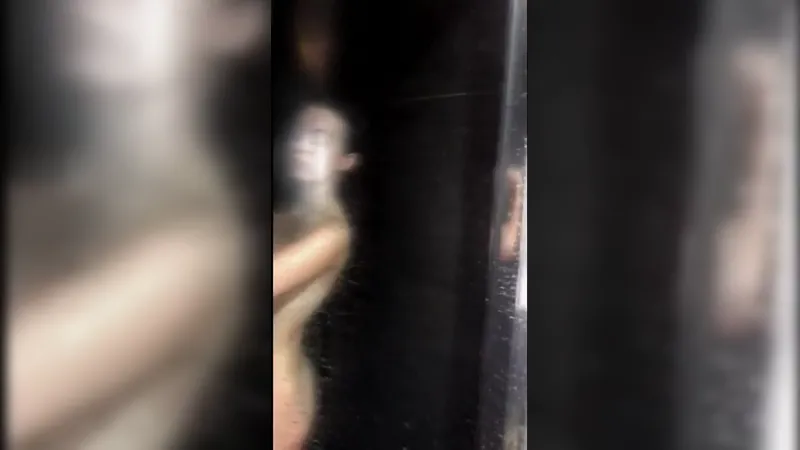 Se filtró un video de una youtuber desnuda en la ducha de Anna Zapala