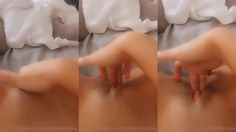 HardforEva Teases Her Bubbly Big Ass with Dildo in Amateur Video