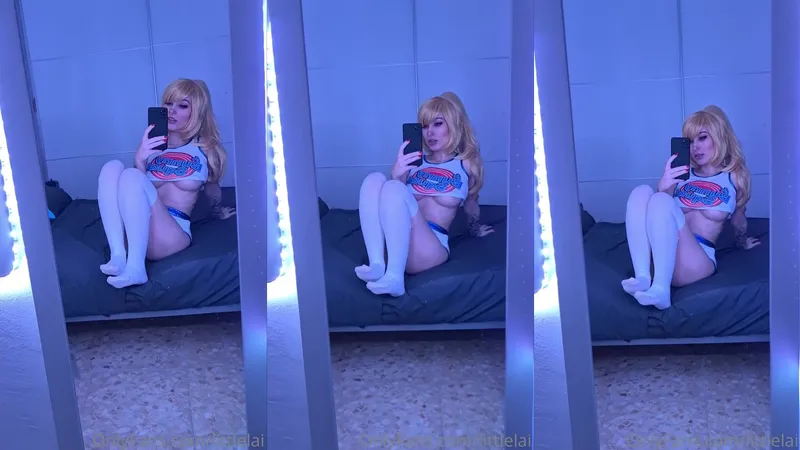 AkumaGirl Teases Her Tight Ass in Steamy Video