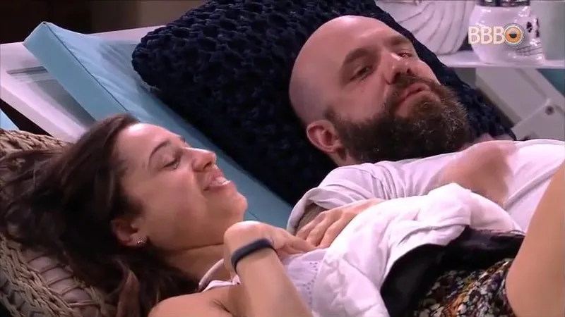 Paula Barbosa Teases Tits Live on BBB18 Video