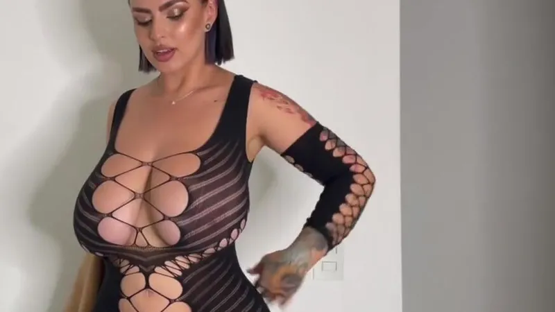 Amarettoh Teases Her Leaked Tits in Steamy Video