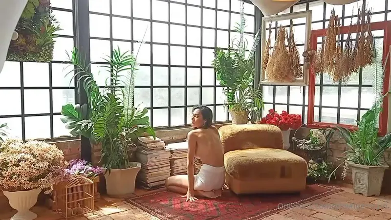 Brunette ploytigerstam Teases Her Naked Assets In Leaked Video