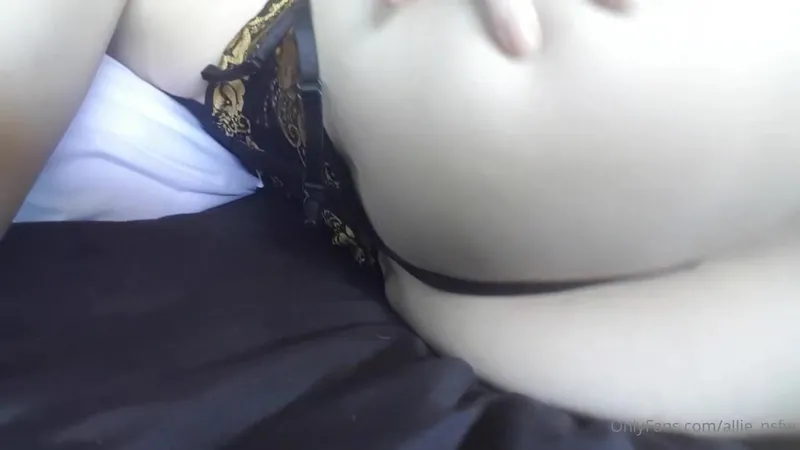 Alliensfw Spreads Wide for a Steamy Pussy Close-Up OnlyFans Leak Video