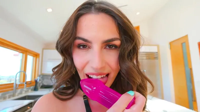 Chanel Camryn Teases Her Jiggly Booty Until She Climaxes Hard In Close Up Video