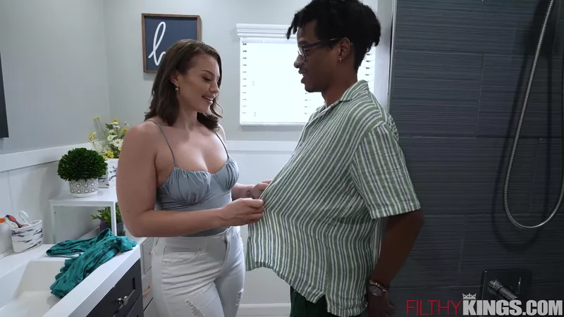 Must-Watch Video Filthy Stepmom Mandy Waters Teases it All