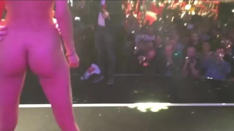 Milo Moire Teases In Naked Selfie Show At Zurichs Extasia In Hardcore Video