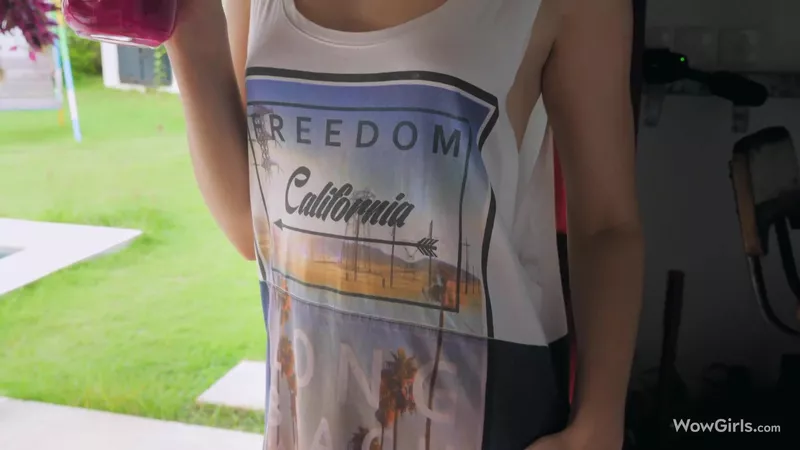 エリー・リーンは濡れ濡れのビデオで裸体を挑発する