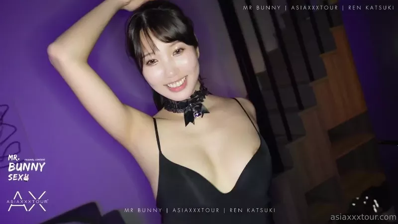 Asiaxxxtour Guy Teases Pussy In Amateur Video