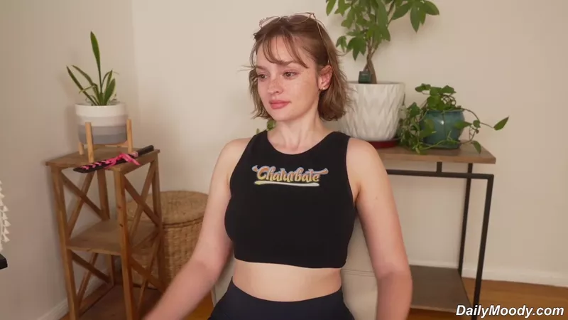 Mary Moody präsentiert ihre künstlichen Brüste in einem expliziten Cam-Video.