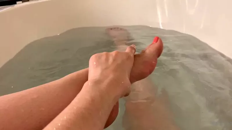 Mary Moody Teases Her Curvy Ass in Nude Video