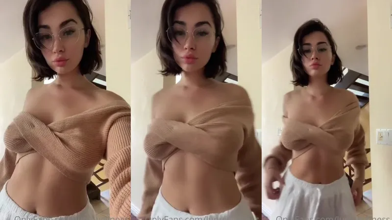 LupuWellness Teases her Dark Hair Pussy in Exposed Pic Video